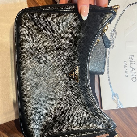 Authentic Prada Re-Edition 2005 Saffiano leather bag 🌹$1950🌹 - Picture 3 of 8